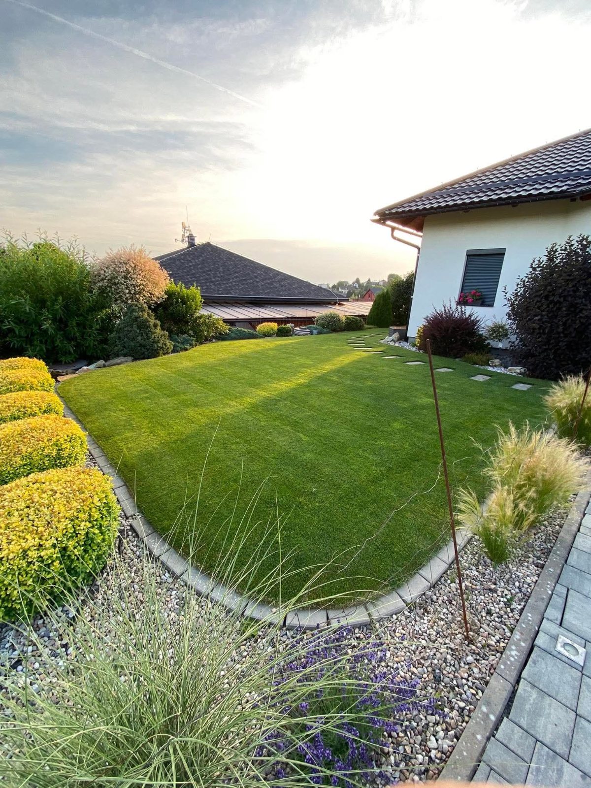 Chantier d'entretien de jardin réalisé par JardiNET', paysagiste du réseau Factotum, près de Saint-Quentin