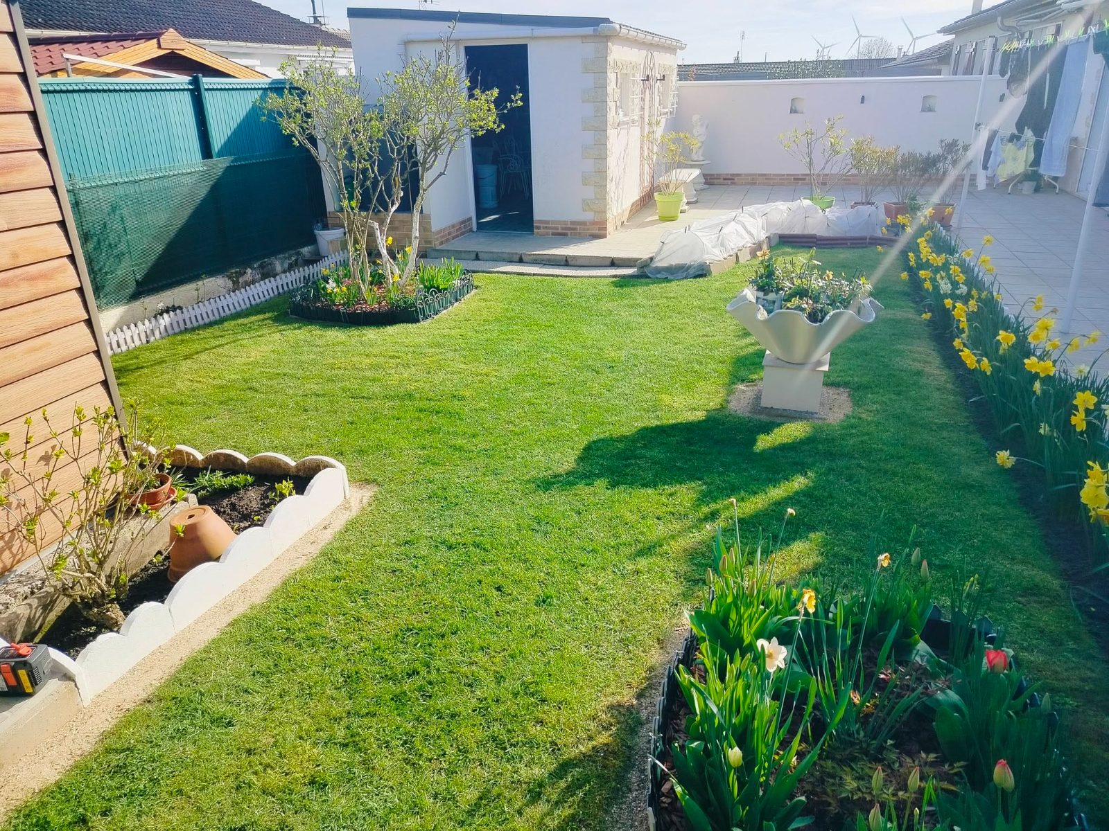 Chantier d'entretien de jardin réalisé par JardiNET', paysagiste du réseau Factotum, près de Saint-Quentin