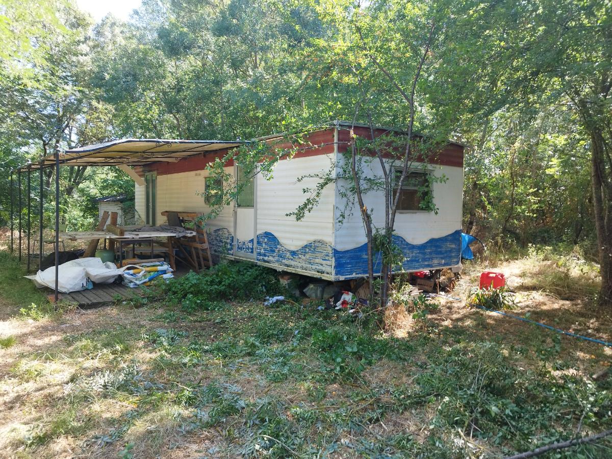 Chantier d'entretien de jardin réalisé par Pascal le Jardinier, paysagiste du réseau Factotum, près de Berat