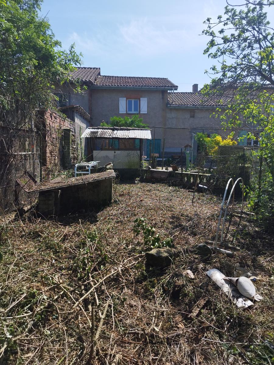 Chantier d'entretien de jardin réalisé par Pascal le Jardinier, paysagiste du réseau Factotum, près de Berat
